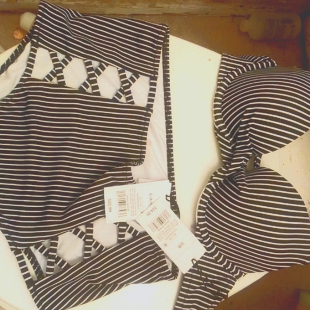 Black and White striped bikini - Picture 4 of 5